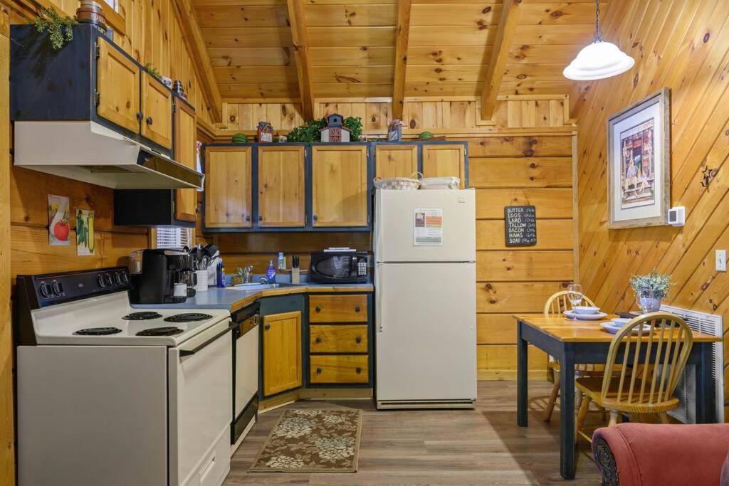 Do Not Disturb - Pigeon Forge Smoky Mountain Studio Cabin, Hot Tub, Fireplace Exterior foto